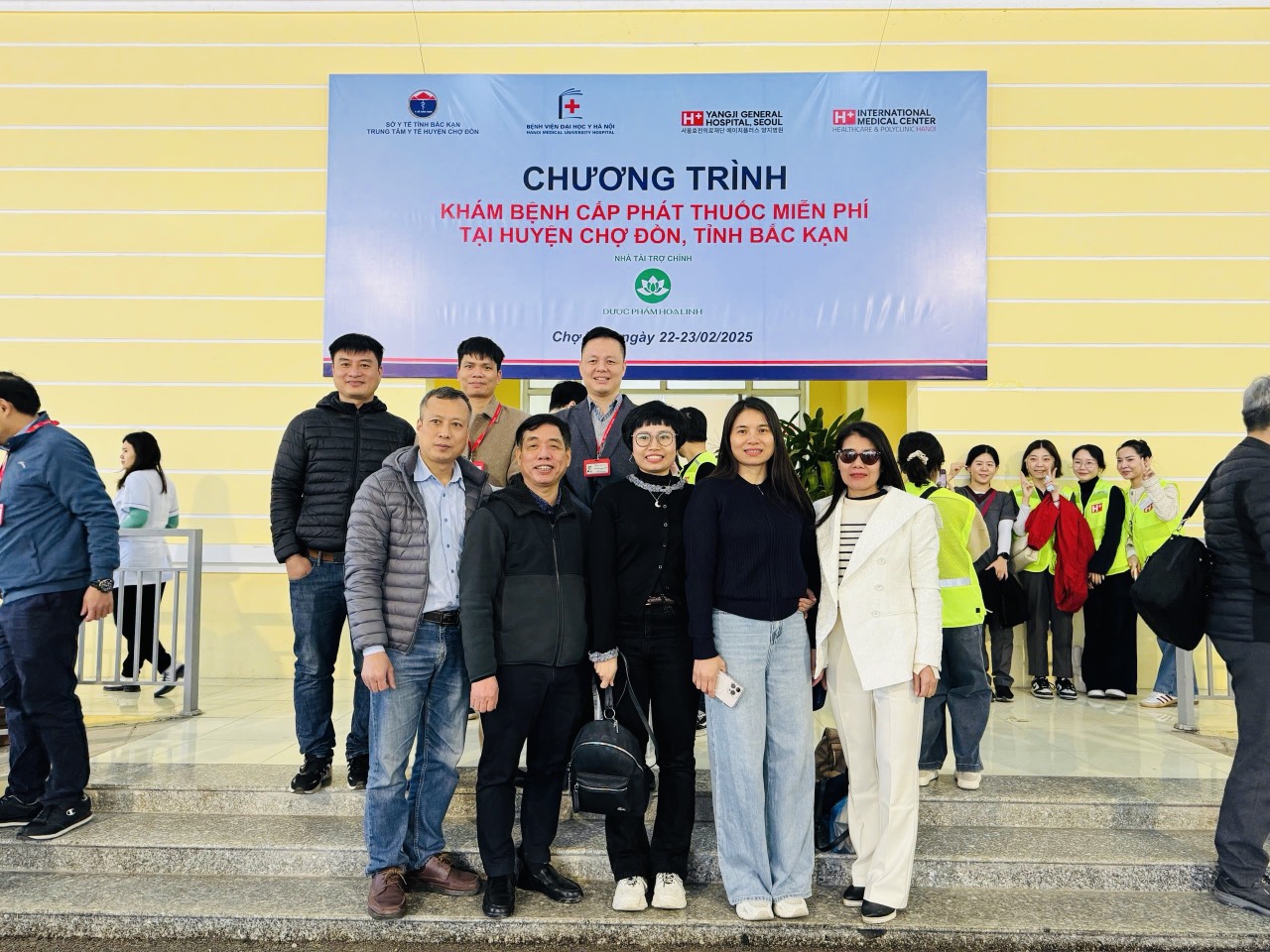 MANG YÊU THƯƠNG VỀ VỚI ĐỒNG BÀO KHÓ KHĂN